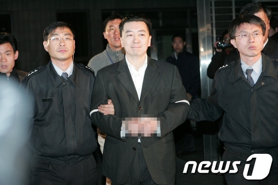'옵셔널벤처스 주가 조작 및 횡령' 사건으로 검찰 조사를 받고 있는 김경준 전BBK투자자문대표가 2007년 11월 18일 구속 수감됐다.© News1