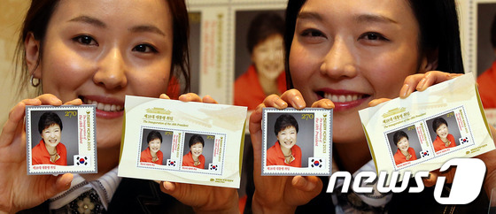 (서울=뉴스1) 이광호 기자 = 우정사업본부가 21일 오후 서울 충무로 포스트타워 우표박물관에서 오는 25일 발행되는 제18대 대통령 취임 기념우표를 선보이고 있다.이번에 발행되는 …