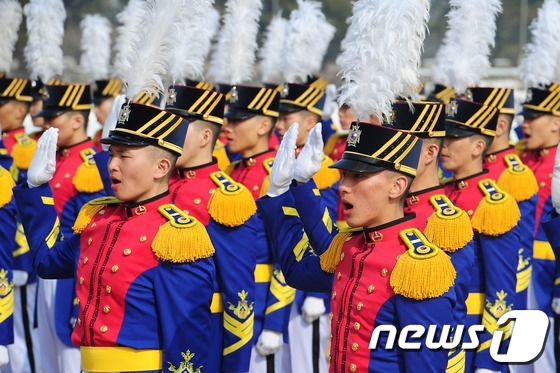 (서울=뉴스1) 한재호 기자 = 22일 오전 서울 노원구 화랑로 육군사관학교에서 열린 제 73기 사관생도 입학식에서 신입생도들이 우렁차게 선서를 하고 있다. 73기 신입생도 290 …