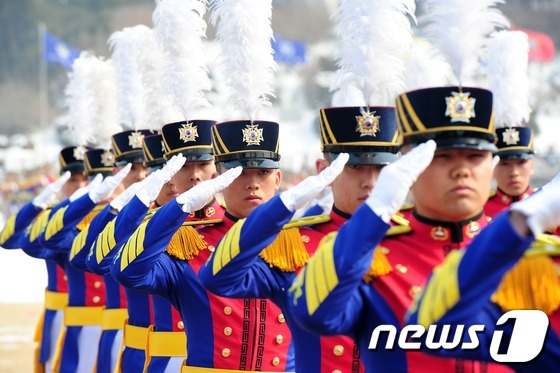 (서울=뉴스1) 한재호 기자 = 22일 오전 서울 노원구 화랑로 육군사관학교에서 제 73기 사관생도 입학식에서 신입생도들이 경례를 하고 있다. 73기 신입생도 290명(남자 258 …