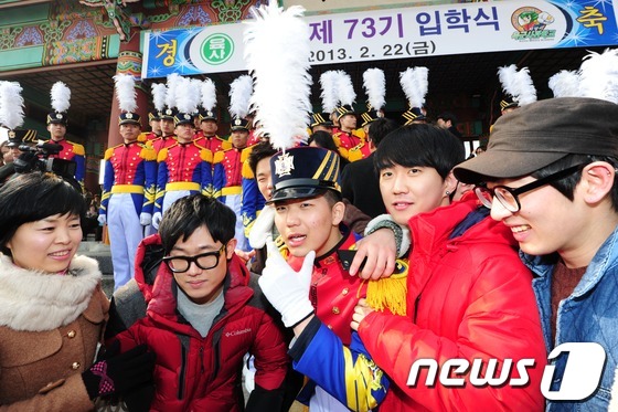 (서울=뉴스1) 한재호 기자 = 22일 오전 서울 노원구 화랑로 육군사관학교에서 열린 제 73기 사관생도 입학식에서 한 신입생도가 친구들과 기념사진을 찍고 있다. 73기 신입생도 …
