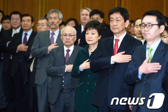 본문 이미지 - 지난 2013년 2월 박근혜 당시 대통령 당선인이 서울 삼청동 금융원수원에서 열린 대통령직인수위 해단식에서 김용준 인수위원장, 진영 인수위 부위원장 등 참석자들과 국민의례를 하고 있다. 2013.2.22/뉴스1