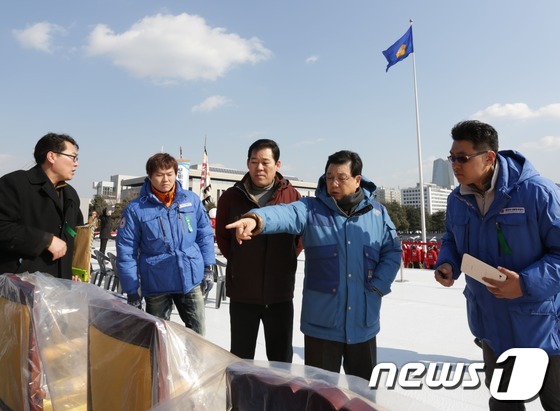 (서울=뉴스1) 박세연 기자 = 김진선 대통령 취임 준비위원장이 23일 여의도 국회의사당 18대 대통령 취임식장을 찾아 취임식 준비상황을 살펴보고 있다. (임안나 상명대 교수, 이 …