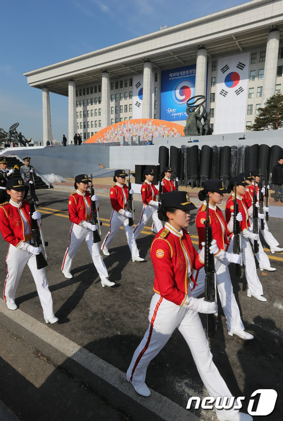 (서울=뉴스1) 양동욱 기자 = 제18대 박근혜 대통령 취임식을 하루 앞둔 24일 오전 서울 여의도 국회의사당에서 열린 취임식 리허설에서 국방부 의장대가 예행연습을 하고 있다. 2 …