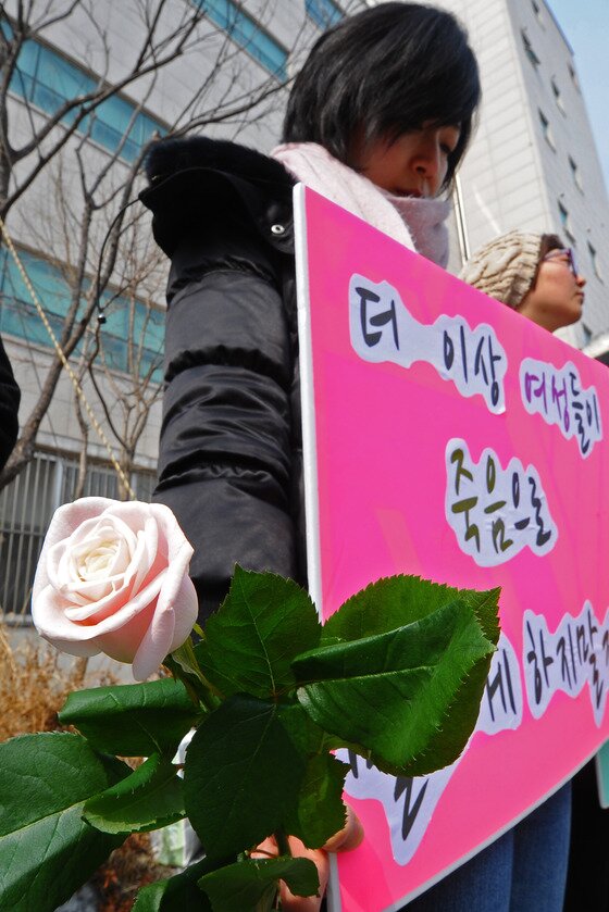 본문 이미지 - 전북 군산 개복동 성매매 업소 화재 참사 현장 철거를 하루 앞둔 25일 전국 여성단체 회원들이 화재 현장 앞에서 위령제를 치르고 있다. 군산 개복동 유흥주점 화재 참사는 2002년 1월 29일 성매매업소 내에 전기 합선으로 불이나 건물에 있던 여종업원 14명과 지배인 1명 등 15명이 숨진 사건이다.2013.02.25/뉴스1 © News1   김대웅 기자