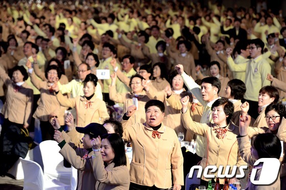 (서울=뉴스1) 손형주 기자 = 26일 오후 경기도 고양시 일산 킨텍스에서 제42회 야쿠르트대회에가 열리고 있다. 올해로 42회째를 맞는 야쿠르트 대회는 대한민국 대표적인 세일즈 …