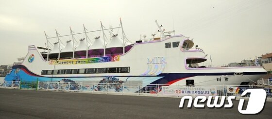 본문 이미지 - 지난달 26일 김두겸 울산 남구청장이 장생포항에 입항한 첨단 크루즈선 '미르호' 조타실에서 허문곤 선장으로부터 배에 대해 설명을 듣고 있다. 미르호는 4월 고래관광을 위한 여행선으로 첫 취항할 예정이다. (울산 남구청 제공) 2013.2.26/뉴스1  © News1   노화정 기자 