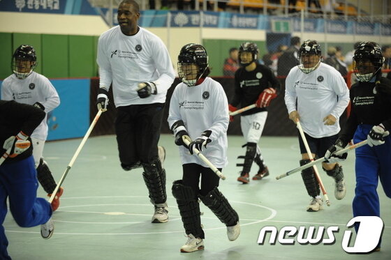 본문 이미지 - 나경원 대회조직위원장이 지난 3일 통합스포츠 프로그램 플로어하키 종목에 출전해 경기를 하고 있다. (스페셜올림픽대회조직위) © News1