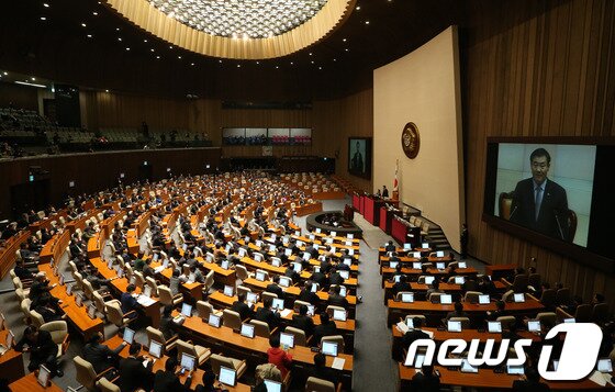 본문 이미지 - 강창희 국회의장이 4일 서울 여의도 국회의사당 본회의장에서 열린 313회 임시국회 개회사를 하고 있다. 2013.2.4/뉴스1 © News1 이종덕 기자