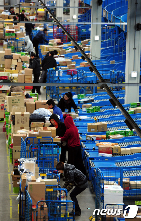 (인천=뉴스1) 신창원 기자 = 설 연휴를 5일 앞둔 4일 오후 인천시 부평구 청천동 부평우체국 물류센터에서 직원들이 설 명절 선물용 소포·택배 분류작업을 분주히 하고 있다.201 …