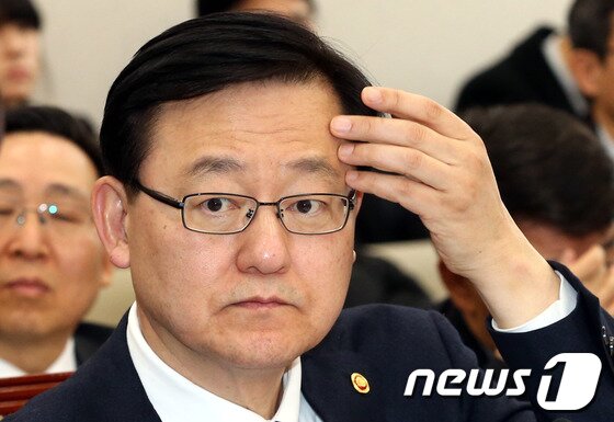 본문 이미지 - 홍석우 지식경제부장관이 5일 오전 국회에서 열린 지식경제위원회 전체회의에 출석해 의원들의 질의를 듣고 있다.2013.2.5/뉴스1 © News1 이광호 기자