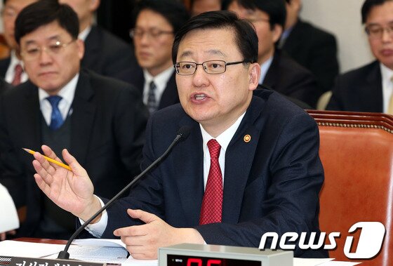 본문 이미지 - 홍석우 지식경제부장관이 5일 오전 국회에서 열린 지식경제위원회 전체회의에 출석해 의원들의 질의에 답하고 있다.2013.2.5/뉴스1 © News1 이광호 기자