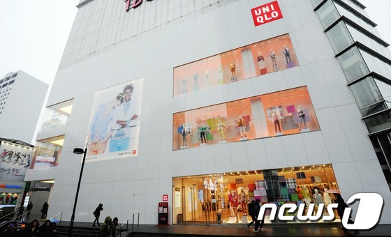 (서울=뉴스1) 허경 기자 = 유니클로의 '아시아 최대 매장'이 소송에서 패소해 자리를 빼야할 위기에 놓였다. 서울중앙지법 민사37단독 조중래 판사는 유니클로 명동 중앙점이 들어선 …