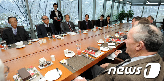 (서울=뉴스1) 박지혜 기자 = 정몽준 전 새누리당 대표가 6일 오전 서울 종로구 아산정책연구원에서 방한중인 마이클 아마코스트 전 美 국무부 차관 일행과 조찬에 앞서 대화를 나누고 …