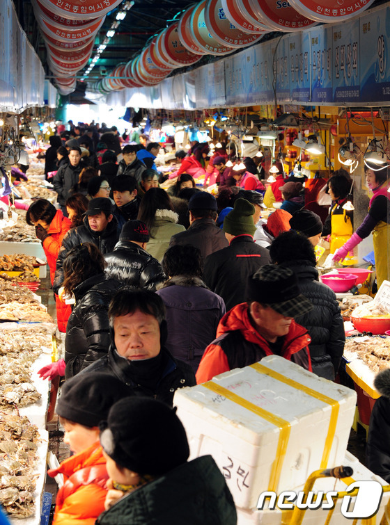 (인천=뉴스1) 신창원 기자 = 민족 최대의 명절 설을 이틀 앞둔 8일 오후 인천시 중구 연안부두 어시장이 제수용품을 구입하는 시민들로 붐비고 있다. 2013.2.8/뉴스1