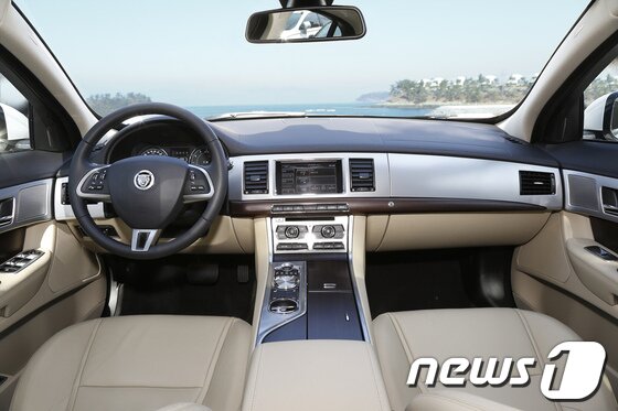 본문 이미지 - 재규어 XF 2.0 가솔린 실내(사진제공=재규어랜드로버코리아)© News1  