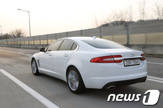 본문 이미지 - 재규어 XF 2.0 가솔린 주행 후면(사진제공=재규어랜드로버코리아)© News1  