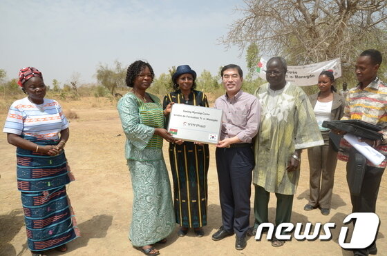 본문 이미지 - 양기대 광명시장(왼쪽 넷째 )이 2일 부르키나파소 사바에서 열린 교사양성소의 건기공식에 참석해 `광명평생학습관‘ 현판을 전달한 뒤 기념사진을 찍고 있다./사진제공=광명시© News1  