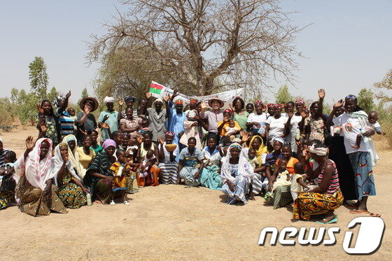 본문 이미지 - 양기대 광명시장과 부르키나파소 사바 지역 주민들이 2일 교사양성소 기공식에 참석한 뒤 기념사진을 찍고 있다./사진제공=광명시© News1  