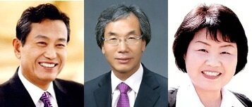 본문 이미지 - '학교비정규직 교육감 직고용 조례안'에 찬성하는 울산시의회 교육위원회 소속 의원들. 왼족부터 정찬모 교육위원장, 이선철ㆍ이은영 의원© News1 