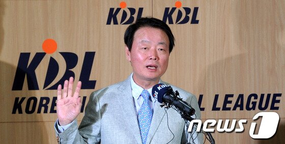 본문 이미지 - 프로농구 승부 조작 혐의로 강동희 원주 동부 감독이 구속된 가운데 한국프로농구연맹 한선교 총재가 12일 오전 서울 강남구 KBL 빌딩에서 열린 긴급 기자회견에서 대국민 사과를 하고 있다. 2013.3.12/뉴스1 coinlocker