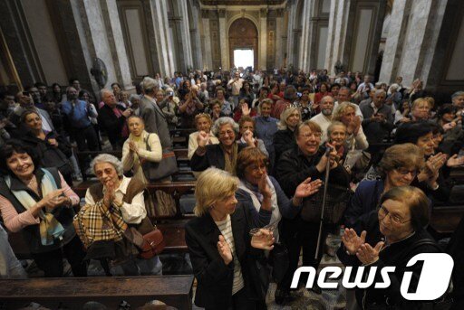 본문 이미지 - 아르헨티나 시민들이 교황 프란치스코의 선출을 환영하고 있다. © AFP=News1  