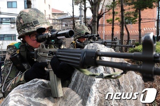 (서울=뉴스1) 한재호 기자 = 북한이 대남 군사적 위협 수위를 높여가고 있는 가운데 14일 오후 서울 관악구 신림동 KT 구로지사에서 민·관·군·경 합동으로 벌어진 테러대비 야외 …