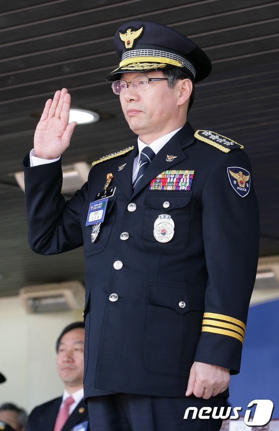 (용인=뉴스1) 박지혜 기자 = 김기용 경찰청장이 14일 경기도 용인 소재 경찰대학 대운동장에서 열린 제29기 경찰대학 졸업 및 임용식에서 임용선서를 하고 있다. (경찰청 제공) …