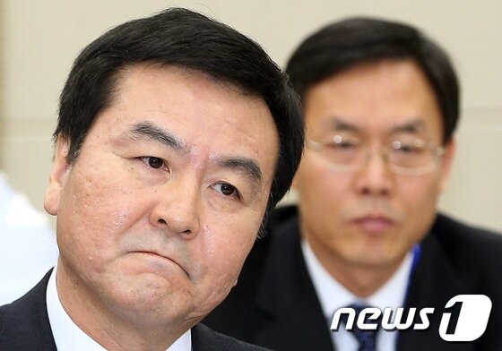 본문 이미지 - 역대 금융위원장 가운데 첫 인사청문회에 나선 신제윤 금융위원장 후보자가 18일 서울 여의도 국회 정무위원회에서 열린 인사청문회에서 입을 굳게 다문 채 생각에 잠겨 있다. 2013.3.18/뉴스1 © News1 오대일 기자
