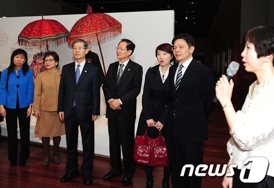 (서울=뉴스1)  = 조현재 문화체육관광부 제1차관이 18일 서울 용산구 이촌동 국립중앙박물관에서 열린 ‘싱가포르의 혼합문화 페라나칸 특별전’ 개막식에 참석해 로렌스 웡 싱가포르 …