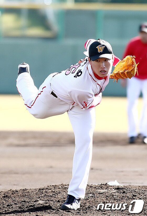 본문 이미지 - SK 선발 여건욱이 13일 인천 NC전에서 5회까지 1안타 1실점으로 호투하다 4-1로 앞선 6회초 홈런 두방에 무너지면서 4-5로 역전당한 채 교체됐다. ⓒ News1 DB / SK 와이번스 제공