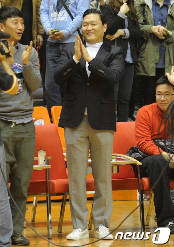 (부산=뉴스1) 전혜원 기자 = '국보센터' 서장훈이 19일 오후 부산 사직체육관에서 열린 은퇴식에서 싸이가 축하의 박수를 치고 있다. 2013.03.19/뉴스1