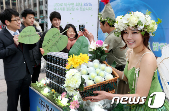 필립스전자가 2013 어스아워(Earth Hour)를 시민들에게 알리고 동참시키기 위해 20일 오전 서울 청계광장에서 LED램프 무료증정행사를 진행, 모델들이 제품을 소개하고 있다 …