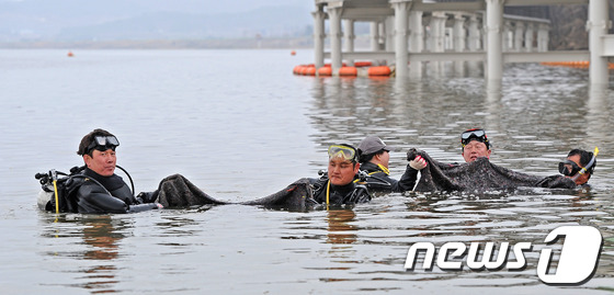 (대구=뉴스1) 김영진 기자 = 20일 오전 대구지방환경청은 낙동강 강정고령보 일대 상수원 수질개선을 위한 수중·수변 정화활동을 실시했다. 대구시민구조봉사단과 달서구 해병대 전우회 …