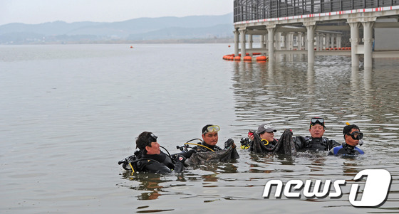 (대구=뉴스1) 김영진 기자 = 20일 오전 대구지방환경청은 낙동강 강정고령보 일대 상수원 수질개선을 위한 수중·수변 정화활동을 실시했다. 대구시민구조봉사단과 달서구 해병대 전우회 …