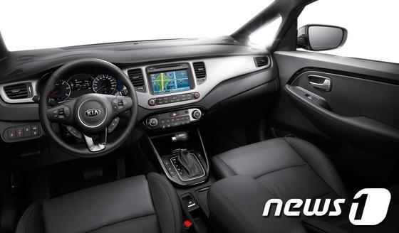 본문 이미지 - 기아차, 올 뉴 카렌스 앞 좌석 및 대시보드(사진제공=기아자동차)© News1   류종은 기자