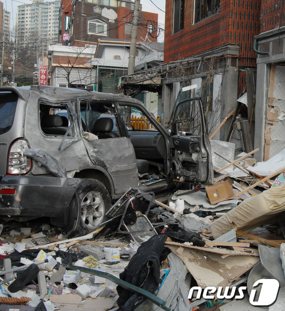 (서울=뉴스1) 이동원 기자 = 24일 오전 7시 27분께 경기도 하남시 덕풍동의 한 다세대 주택 1층에서 가스(도시가스)가 폭발하는 사고가 발생, 건물내에 있던 거주자 및 행인 …