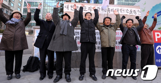 (서울=뉴스1) 안은나 기자 = 안중근 의사 순국 103주기를 하루 앞둔 25일 오전 서울 종로구 황학동 일본대사관 앞에서 국토수호교회 참석자들이 추모예배 후 만세삼창을 하고 있다 …