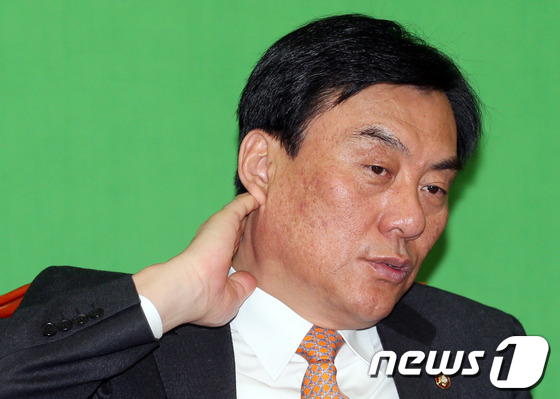 (서울=뉴스1) 허경 기자 = 민주통합당 박기춘 원내대표가 26일 오전 서울 여의도 국회에서 열린 원내대책회의에서 목을 만지고 있다. 2013.3.26/뉴스1