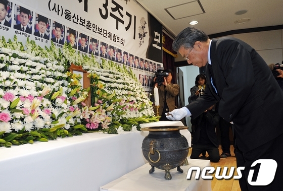 (울산=뉴스1) 노화정 기자 = 26일 천안함 사태 3주기를 맞아 울산시 중구 남외동 울산보훈회관 대강당에 마련된 추모분향소에서 박맹우 시장이 분향을 하고 있다. 2013.3.26 …