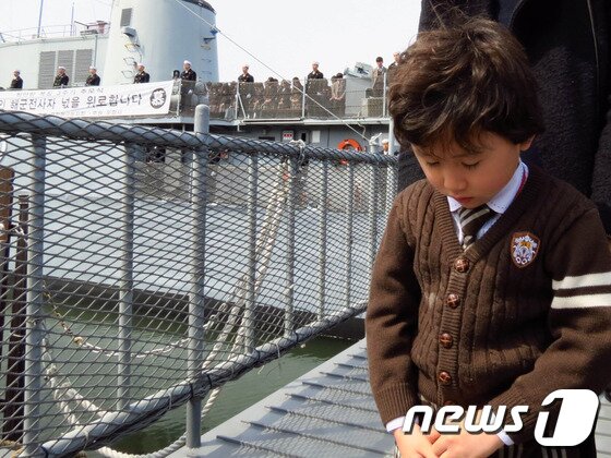 본문 이미지 - 경북 포항시는 천안함 폭침 3주기인 26일 포항함 안보체험관에서 합동 추모식을 거행했다. 추모식에는 박승호 시장과 포항항만방어대대, 해군 항공6전단 장병과 시민 등 500여 명이 참석해 천안함 46인의 넋을 기렸다. 6.2참전노병들이 후배들에게 예를 갖추고 있다.2013.3.26/뉴스1 © News1   최창호 기자