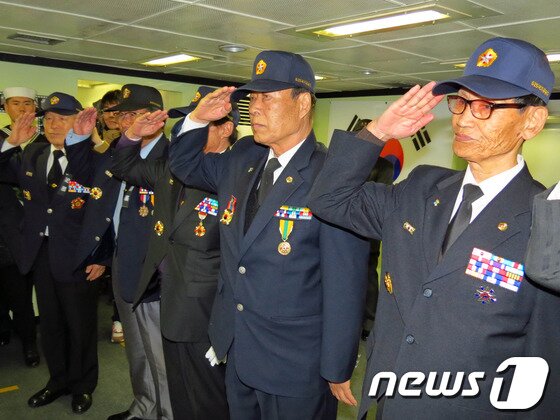 본문 이미지 - 경북 포항시는 천안함 폭침 3주기인 26일 포항함 안보체험관에서 합동 추모식을 거행했다. 추모식에는 박승호 시장과 포항항만방어대대, 해군 항공6전단 장병과 시민 등 500여 명이 참석해 천안함 46인의 넋을 기렸다. 송림초등학교 학생들이 헌화하고 있다.2013.3.26/뉴스1 © News1   최창호 기자