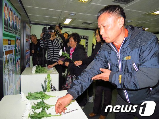 본문 이미지 - 경북 포항시는 천안함 폭침 3주기인 26일 포항함 안보체험관에서 합동 추모식을 거행했다. 추모식에는 박승호 시장과 포항항만방어대대, 해군 항공6전단 장병과 시민 등 500여 명이 참석해 천안함 46인의 넋을 기렸다. 해군방어대대 장병들이 선배들의 넋을 기리며 예를 갖추고 있다.2013.3.26/뉴스1 © News1   최창호 기자