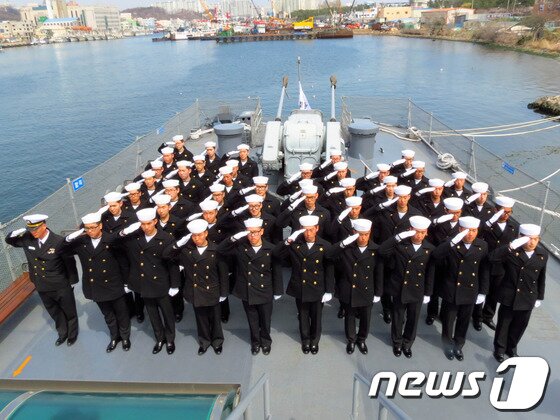 본문 이미지 - 경북 포항시는 천안함 폭침 3주기인 26일 포항함 안보체험관에서 합동 추모식을 거행했다.추모식에는 박승호 시장과 포항항만방어대대, 해군 항공6전단 장병과 시민 등 500여 명이 참석해 천안함 46인의 넋을 기렸다. 6.25참전노병들이 고 한주호 준위의 동상앞에 헌화후 묵념하고 있다.2013.3.26/뉴스1 © News1   최창호 기자