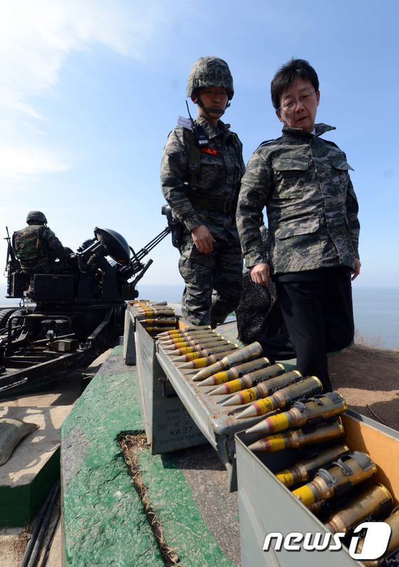 (강화=뉴스1) 사진공동취재단 = 26일 인천 강화군 서도면 우도리 우도경비대에서 유승민 국회 국방위원장을 비롯한 국방위원들이 우도경비대의 발칸진지를 시찰하고 있다. 2013.3. …