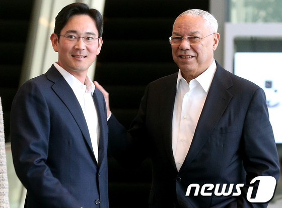 (서울=뉴스1) = 이재용 삼성전자 부회장(왼쪽)이 26일 오후 서울 강남구 서초동 삼성전자 사옥을 방문한 콜린 파월 전 미국 국무장관과 회동을 마친 뒤 인사를 나누고 있다. 20 …