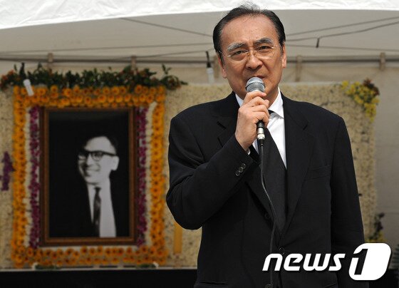 본문 이미지 - 2013년 3월28일 서울광장에서 열린 고 장준하 선생 추모식에서 장남 장호권 회장이 유가족을 대표해 인사를 하고 있다.  2013.3.28/뉴스1