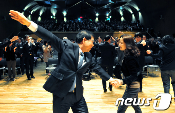 (서울=뉴스1) 김보영  = 박원순 서울시장이 29일 오전 신청사 다목적홀에서 2013년도 1분기 직원정례조례에 참석, 조례하기 전에 직원들과 함께 춤을 추고 있다. (서울시 제공 …