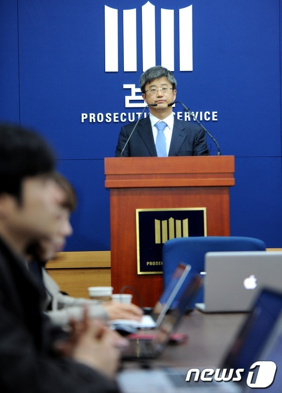 (서울=뉴스1) 손형주 기자 = 이준호 감찰본부장이 29일 오전 서울 서초구 서초동 대검찰청에서 성추문검사 사진유출사건 결과를 발표하고 있다. 검찰은 '성추문 검사 사건' 피해여성 …