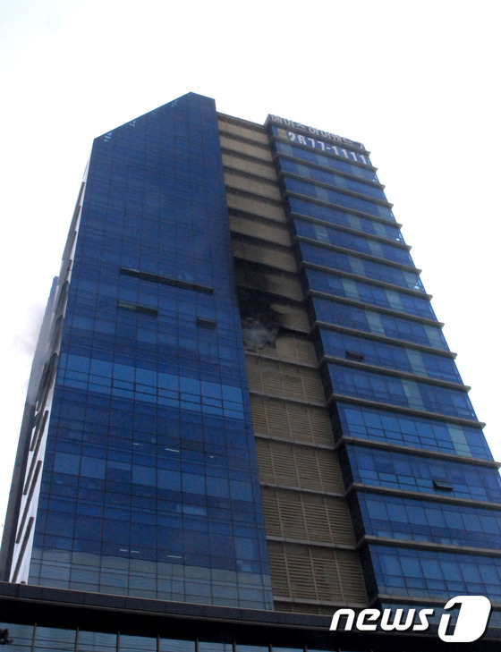 (서울=뉴스1) 김보영  = 29일 오후 12시56분께 서울시 구로구 가산동 한 고층건물 사무실 베란다에서 원인을 알수 없는 화재가 발생해 건물이 검게 그을린 모습이다. (구로소방 …